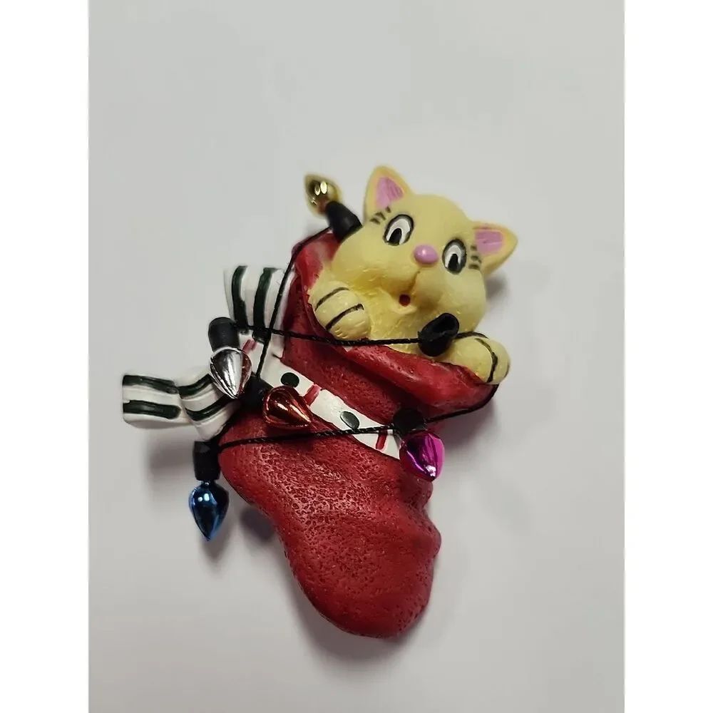 Vintage Cat Kitten In Christmas Stocking Wrapped In Lights Resin Brooch Pin